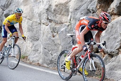 Luis Le&oacute;n S&aacute;nchez (Caisse d'Epargne) makes his move and Alberto Contador cannot hold the wheel.