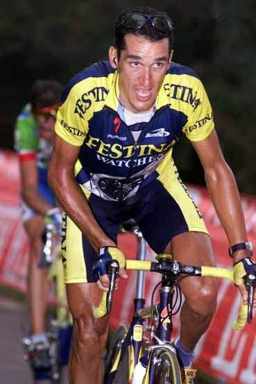 Angel Casero is tracked by Roberto Heras' Kelme teammate Fernando Escartin on the Angliru in 2000.
