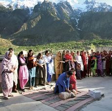 women in pakistan praying