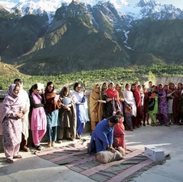 women in pakistan praying
