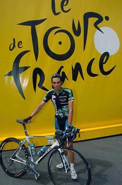 Alberto Contador (Discovery Channel) with his race machine before the start.
