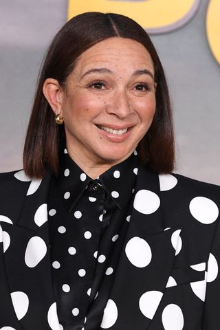 maya rudolph on the red carpet with a 50s makeup look