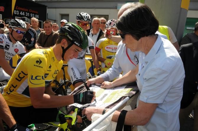 Bryan Coquard (Europcar) signing autopgraphs