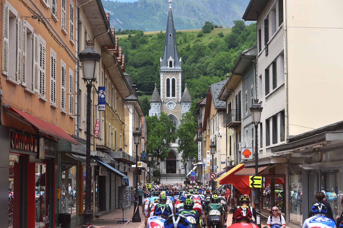 A sharp turn for the peloton