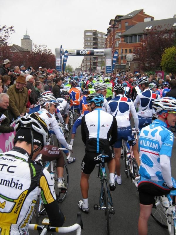 The Fl&egrave;che Wallonne peloton is ready to start