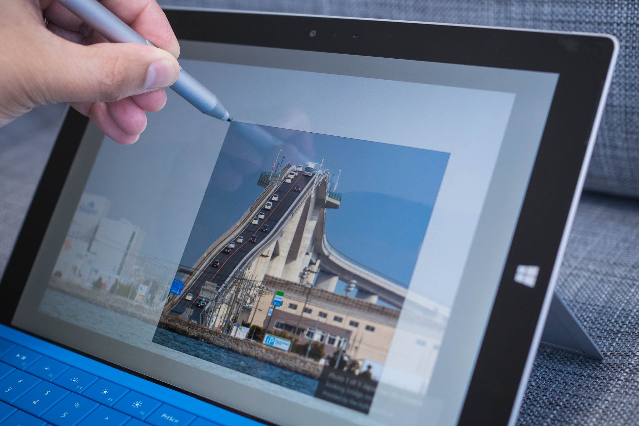 Где сделан планшет. Подготовка рабочей поверхности планшета. Матовая поверхность на планшете. Как сделать на планшете два окна. Surface Pro 3 screenshot.