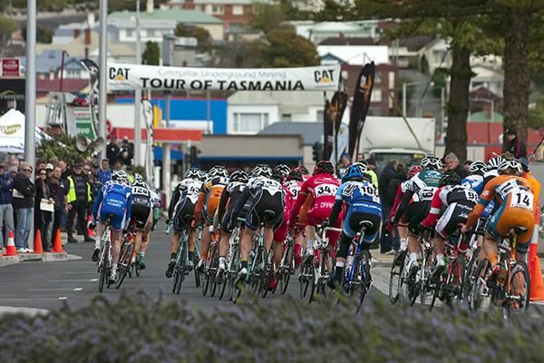 The peloton enter the home straight in Burnie with two riders around thirty seconds further up the road.