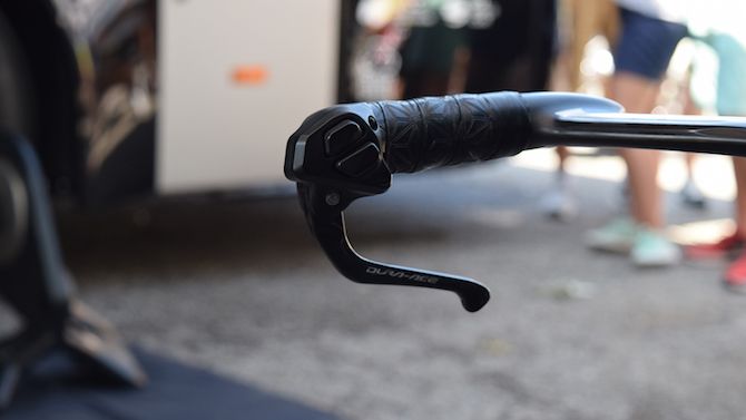 Di2 gear-change buttons are located on the inside of the gear/brake shifters on the base bars