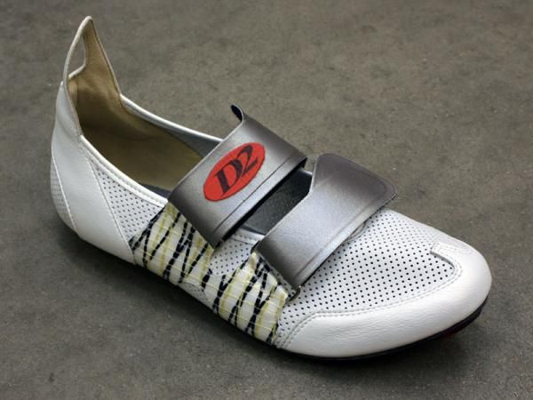 The D2 Tri-Riden includes the requisite inverse straps and pull tab along with a totally open top section and highly ventilated upper for use without socks.