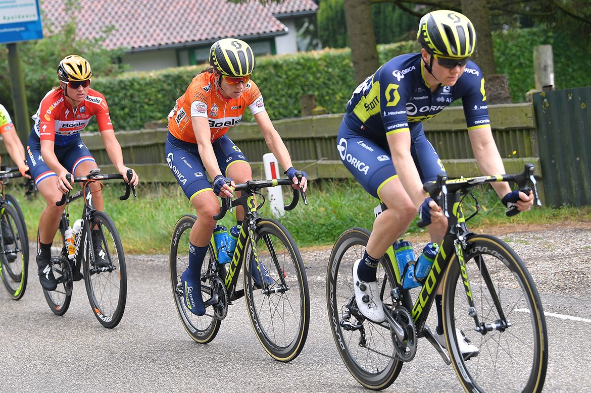 Sarah Roy leads Van Vleuten