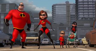 Hela gänget står iklädda sina dräkter står chockat och kollar på något The Incredibles 2