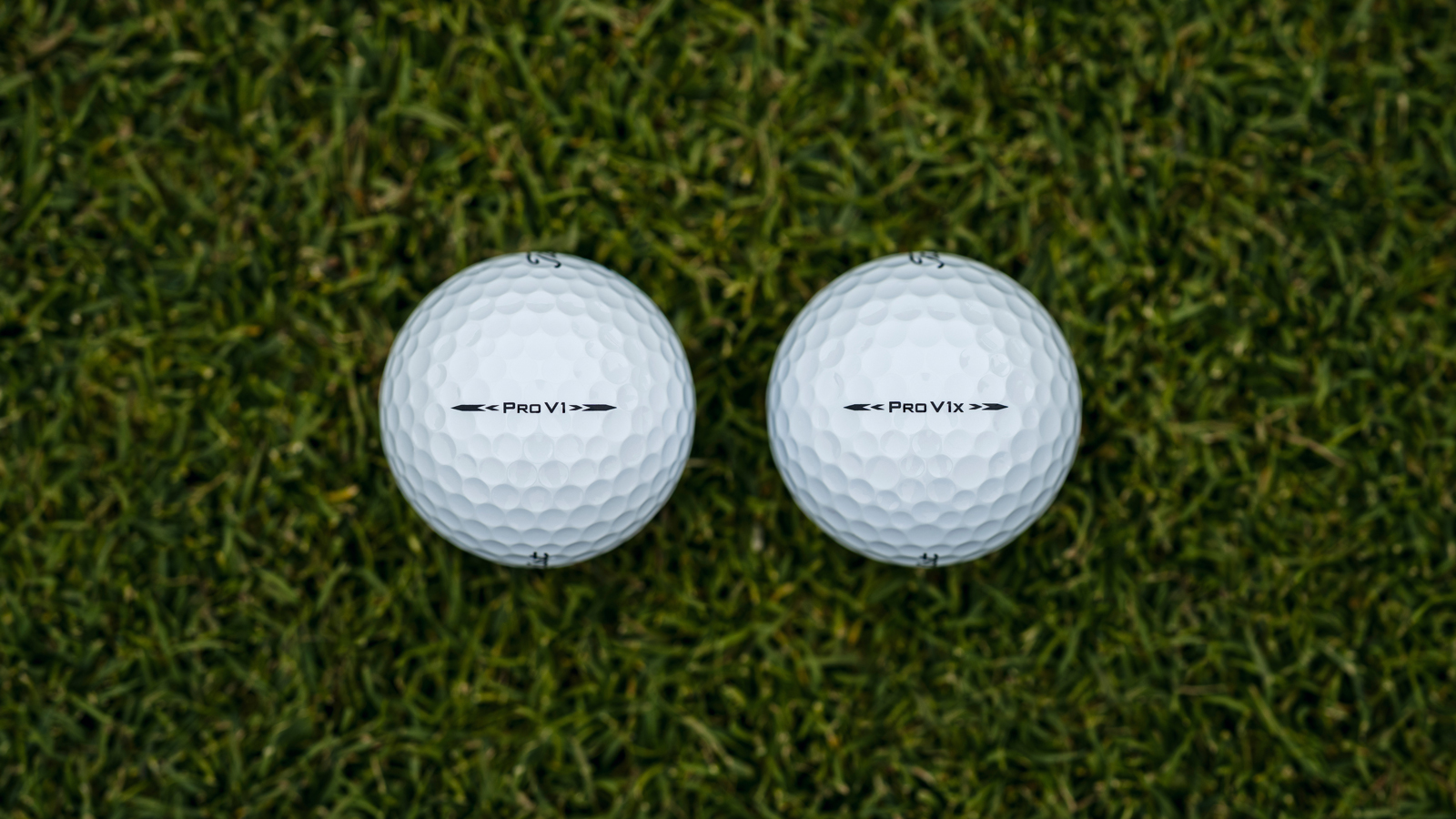 A picture of the Titleist Pro V1 and Pro V1x on grass