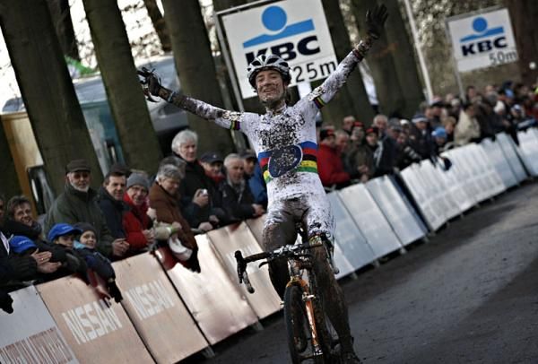 Marianne Vos celebrates victory in Essen