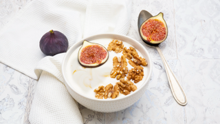 Greek yoghurt with fig and nuts