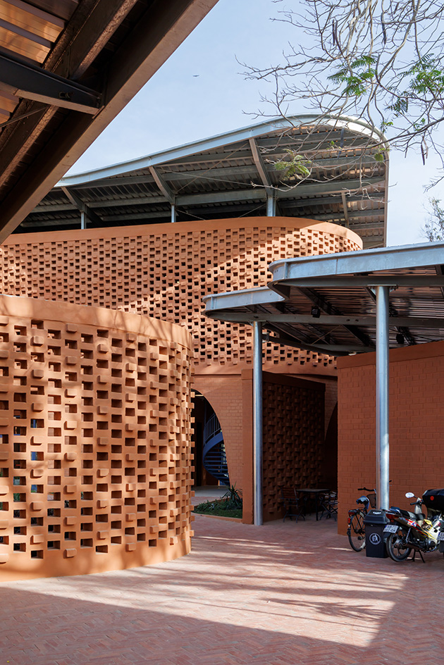 Goethe-Institut Dakar, brown earth block forms with wavy roofs designed by Francis Kere