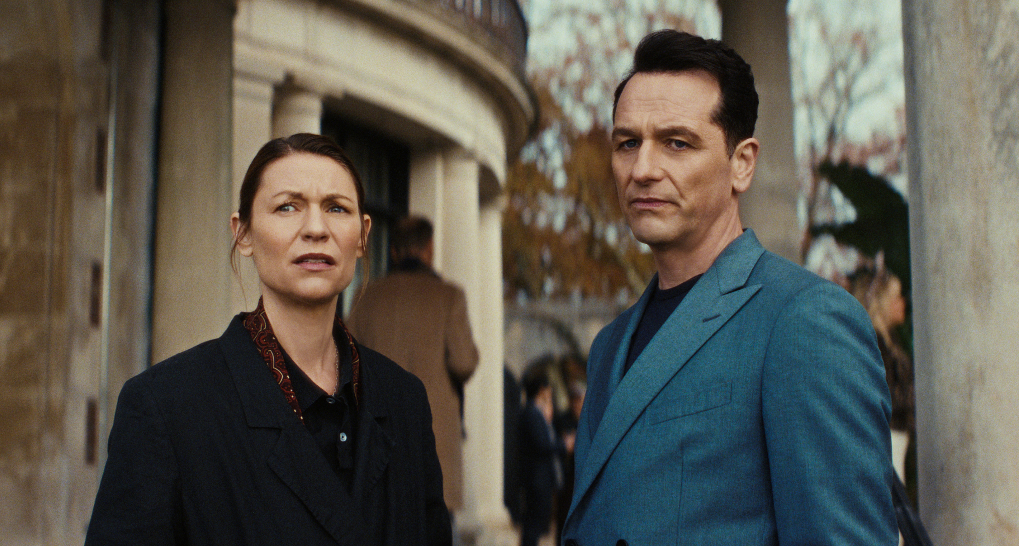 Claire Danes as Aggie Wiggs and Matthew Rhys as Nile Jarvis in a park in the beast in me