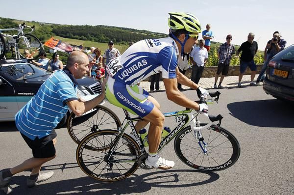 Alan Marangoni (Liquigas-Cannondale) gets pushed back into action following a wheel change.