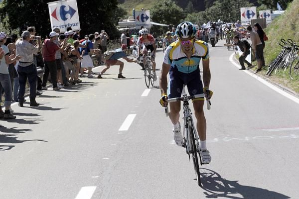 Andy Schleck (Team Saxo Bank) was unable to follow the attack of Alberto Contador (Astana).