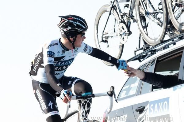 A Saxo Bank Sungard rider gets assistance from the team car.