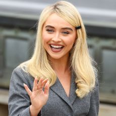 Sabrina Carpenter wore polka-dot flip-flops from Old Navy