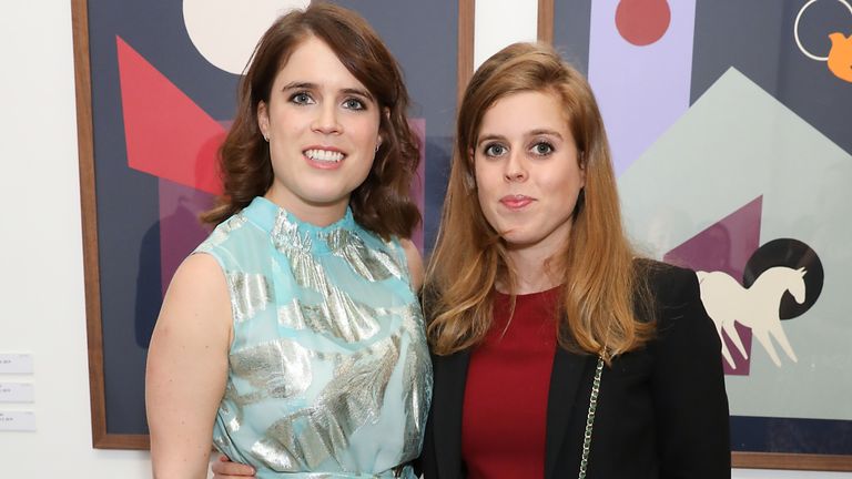  HRH Princess Eugenie of York (L) and HRH Princess Beatrice of York at the Animal Ball Art Show Private Viewing, presented by Elephant Family on May 22, 2019 in London, England. 