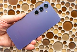 Samsung Galaxy S24 en violet vu de dos