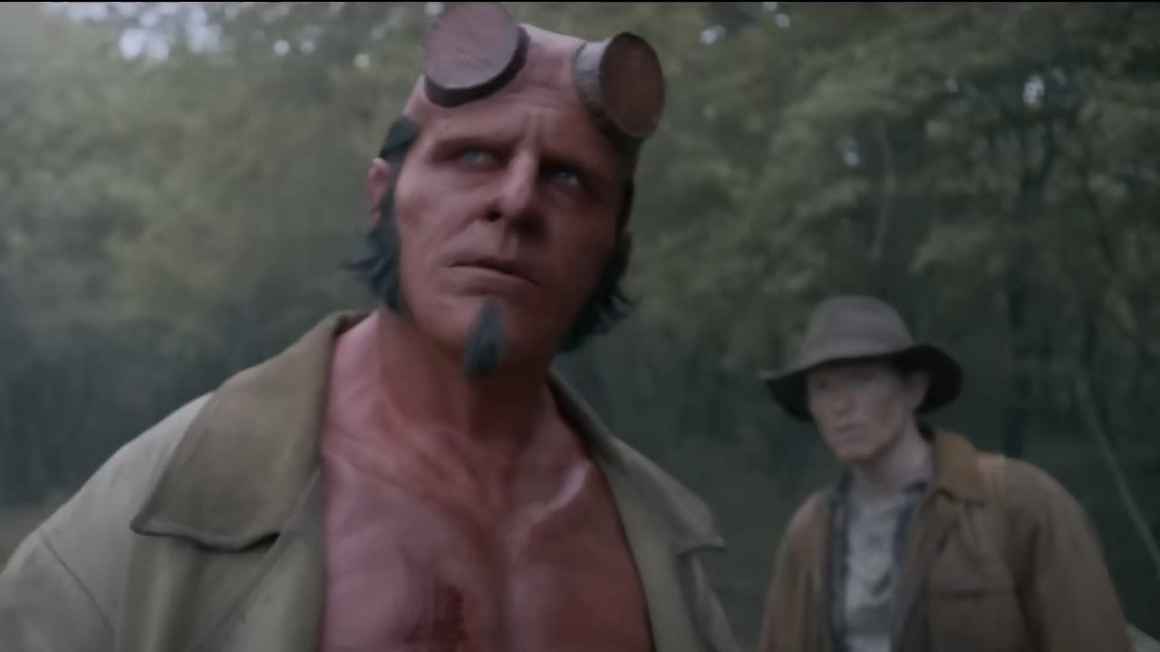 Jack Kesy mirando hacia arriba como Hellboy en Hellboy: The Crooked Man