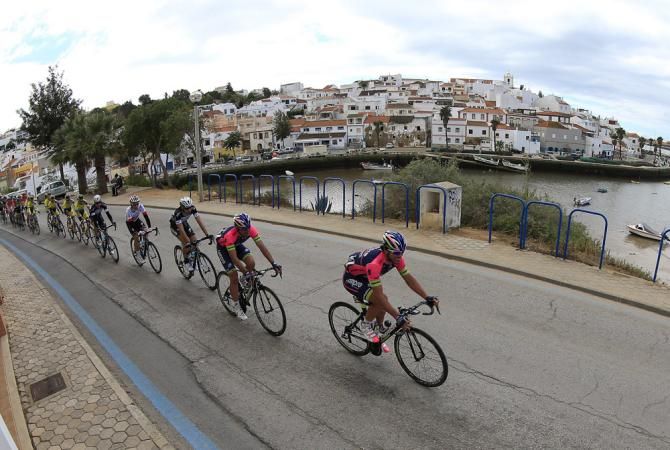 Lampre-Merida sets tempo in the peloton during stage 2 at Volta ao Algarve