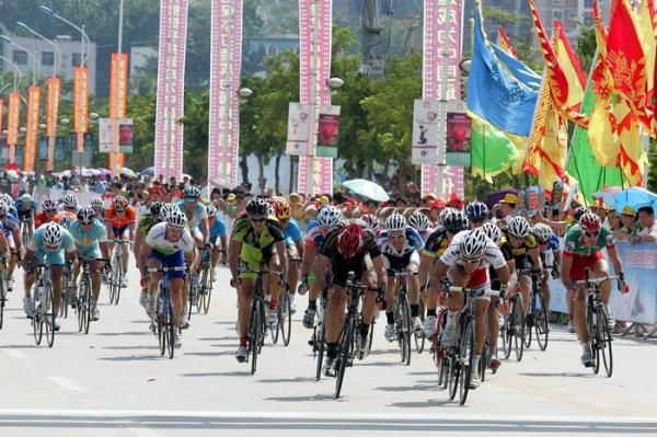 The bunch sprint for the minor placings.
