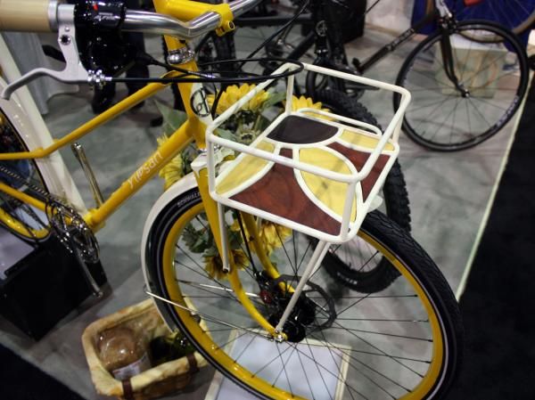 Yipsan built this bike around the wicker basket this below.