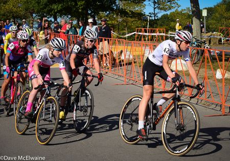 Helen Wyman (Kona) leads out the Elite Women at the start