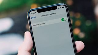 iOS Automatic Updates setting displayed on an iPhone.