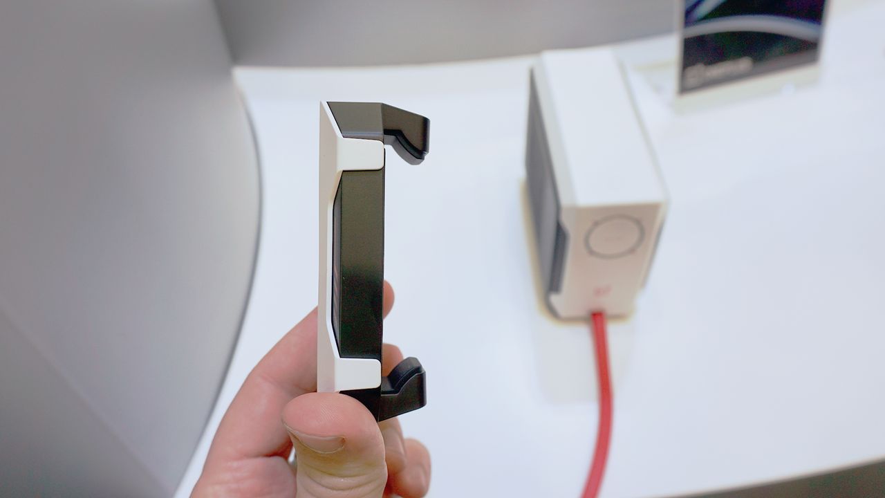 OnePlus 45W Liquid Cooler The Clip side