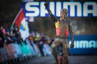Elite Men - Wout van Aert emerges from the mud to win Dublin World Cup