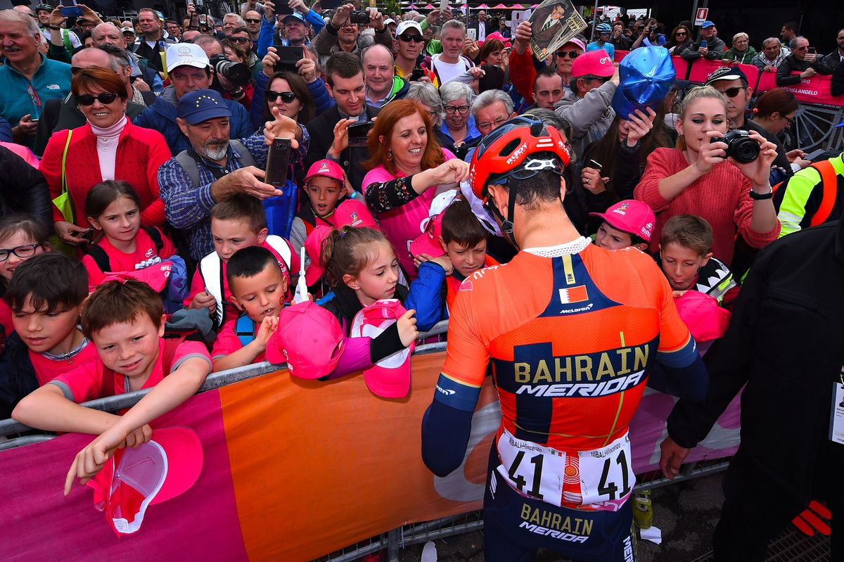 Vincenzo Nibali (Bahrain Merida) meets his fans at the Giro d'Italia