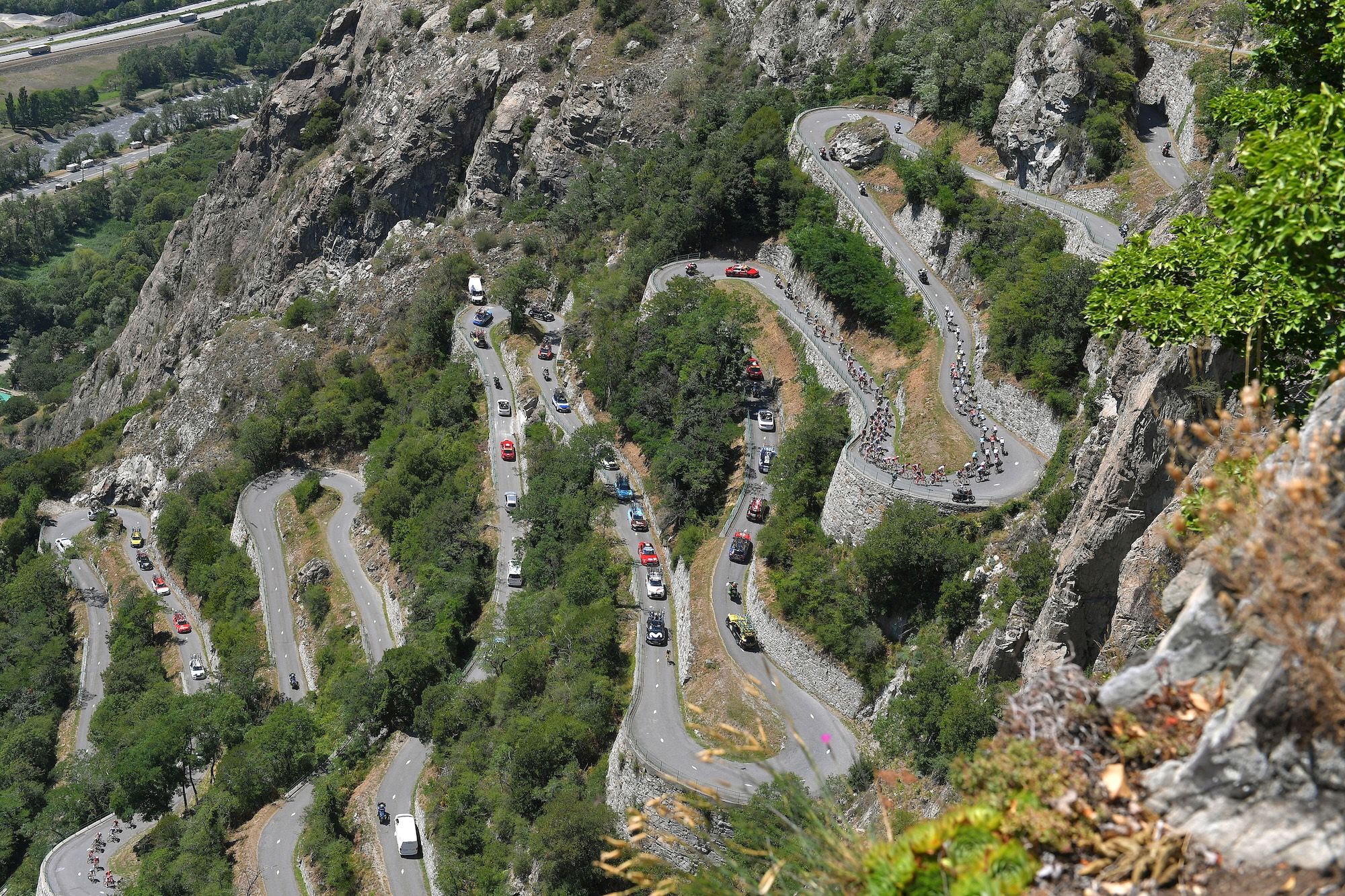 'All the roads will be saturated' – Our tips for negotiating Alpe d'Huez travel chaos to watch…