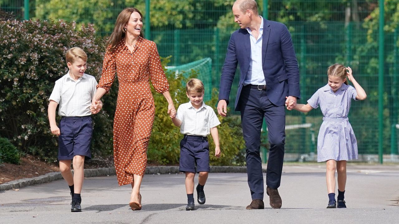 Prince George, Princess Charlotte and Prince Louis (C), accompanied by their parents the Prince William, Duke of Cambridge and Catherine, Duchess of Cambridge, arrive for a settling in afternoon at Lambrook School, near Ascot on September 7, 2022 in Bracknell, England. The family have set up home in Adelaide Cottage in Windsor&#039;s Home Park as their base after the Queen gave them permission to lease the four-bedroom Grade II listed home. 