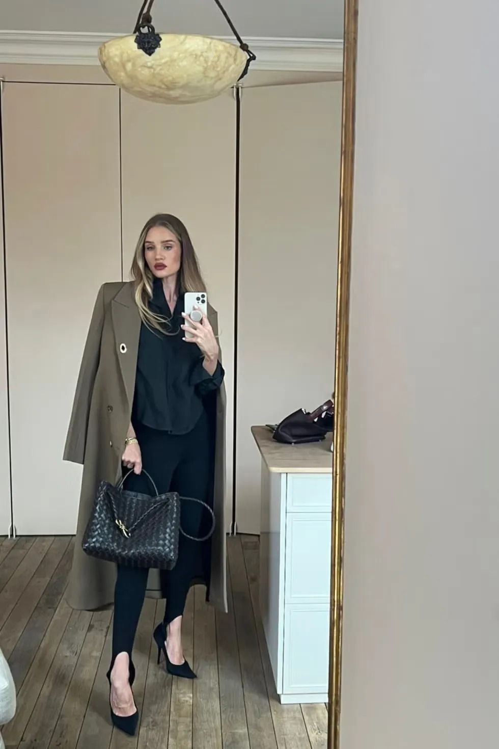 Rosie Huntington-Whiteley wears a Bottega Veneta Andiamo Tote bag.