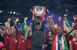 Liverpool manager Jurgen Klopp lifts the trophy with his team