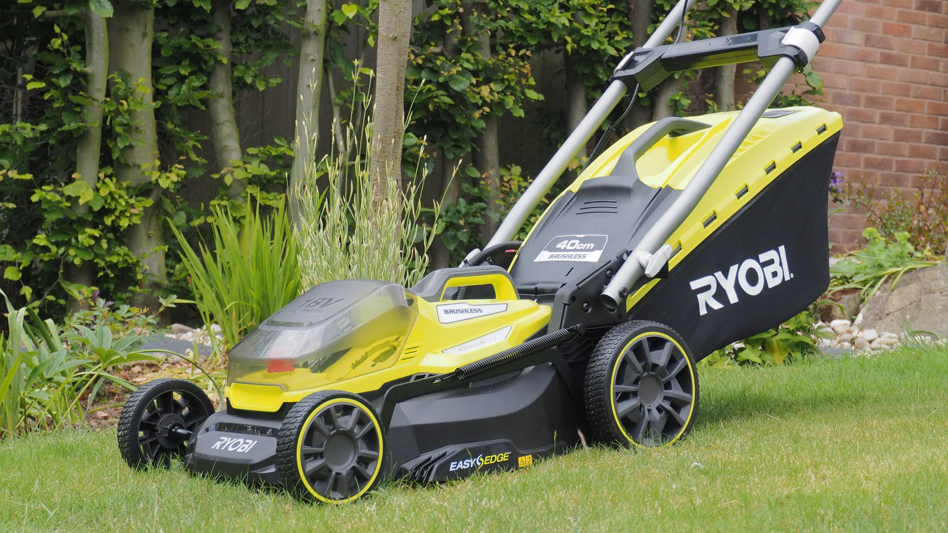 Ryobi 18V ONE+ 40cm Cordless Brushless Lawn Mower Review