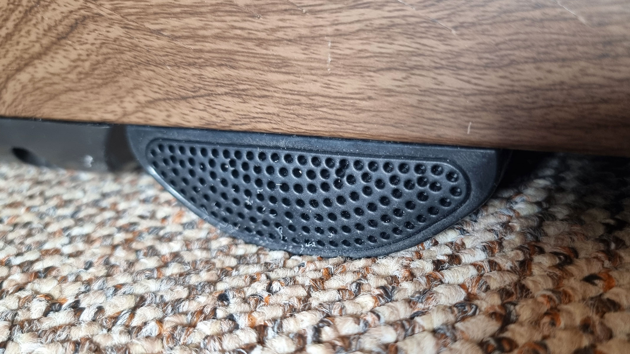 A close-up picture of the honeycomb cushions on the Urevo SpaceWalk E4W treadmill