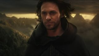 Halbrand, nu beter bekend als Sauron, glimlacht terwijl hij Mordor en Mount Doom aanschouwt in aflevering 8 van The Rings of Power