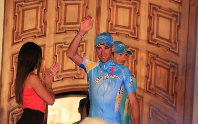 Nibali waves to the crowds