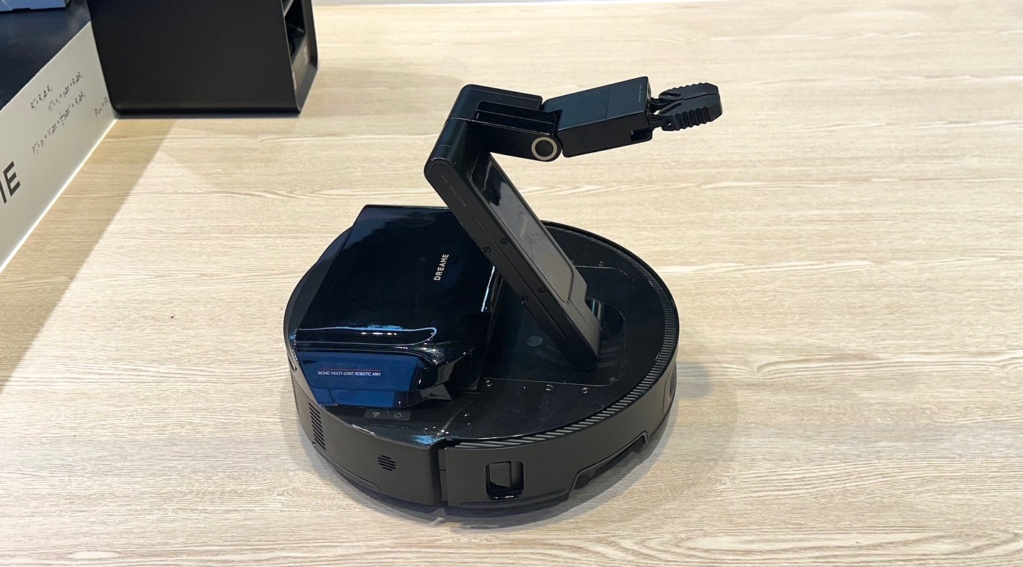 Dreame robot vacuum with claw