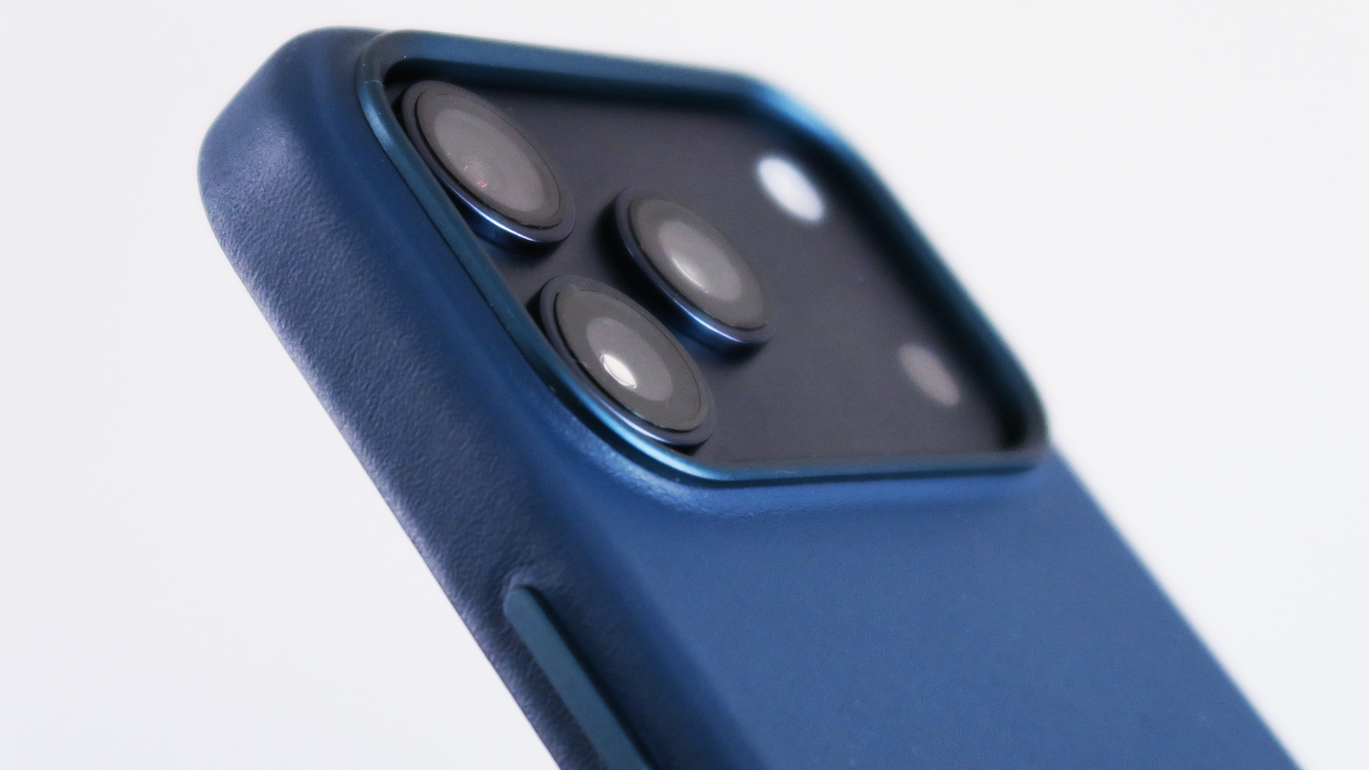 iPhone 17 series case roundup Mujjo detail