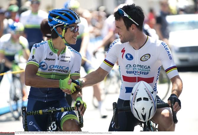 Mark Cavendish (Omega Pharma-QuickStep) and Johan Esteban Chaves (Orica-GreenEdge) shake hands at the start of Stage 7