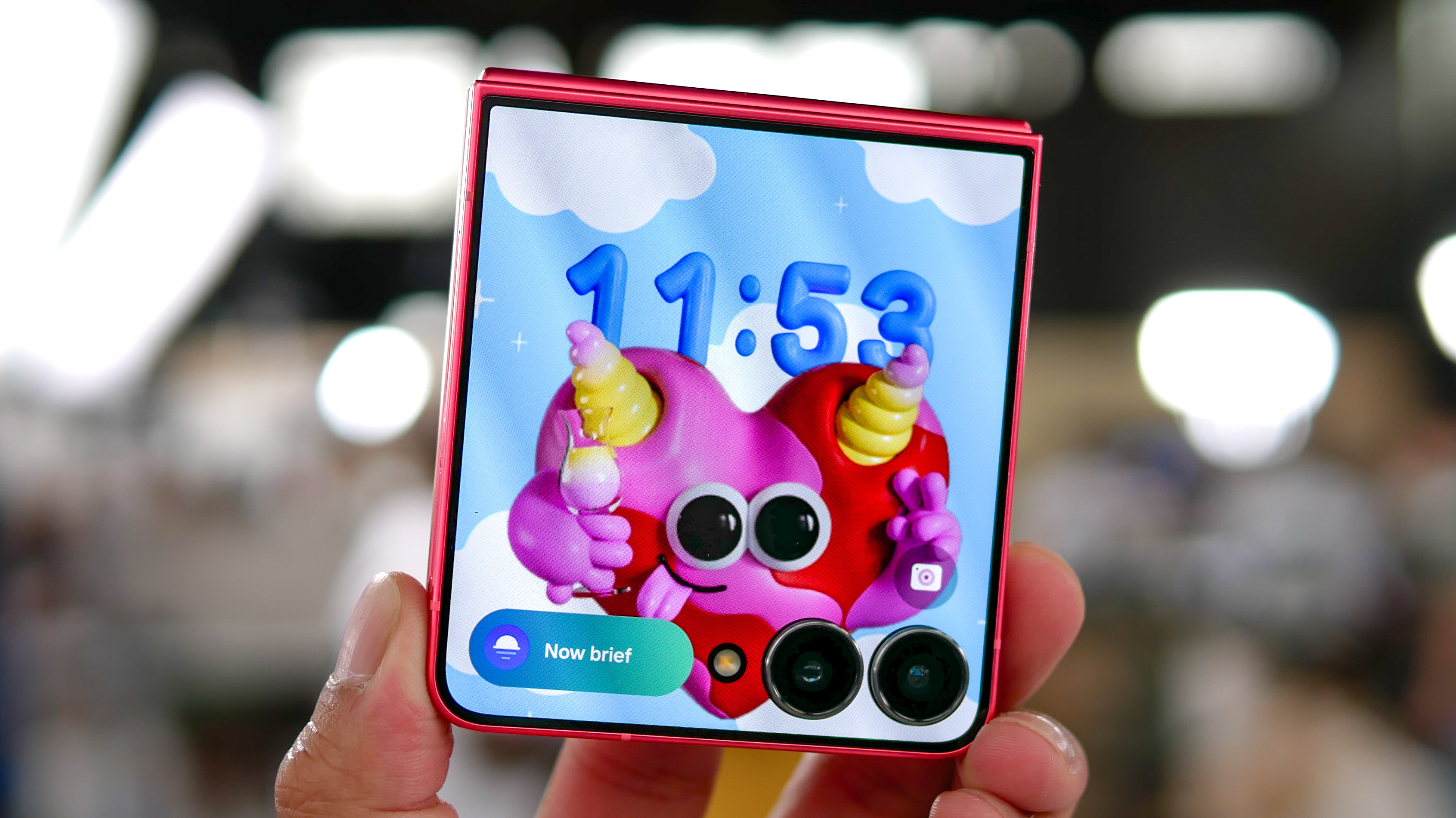 Samsung Galaxy Z Flip 7 Flex Window turned on.