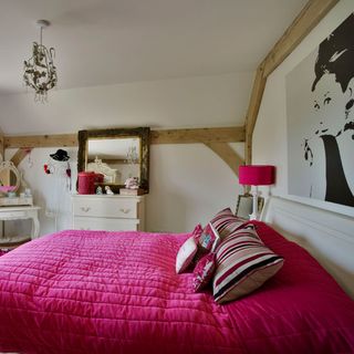 bedroom with pink lamp and canvas on wall