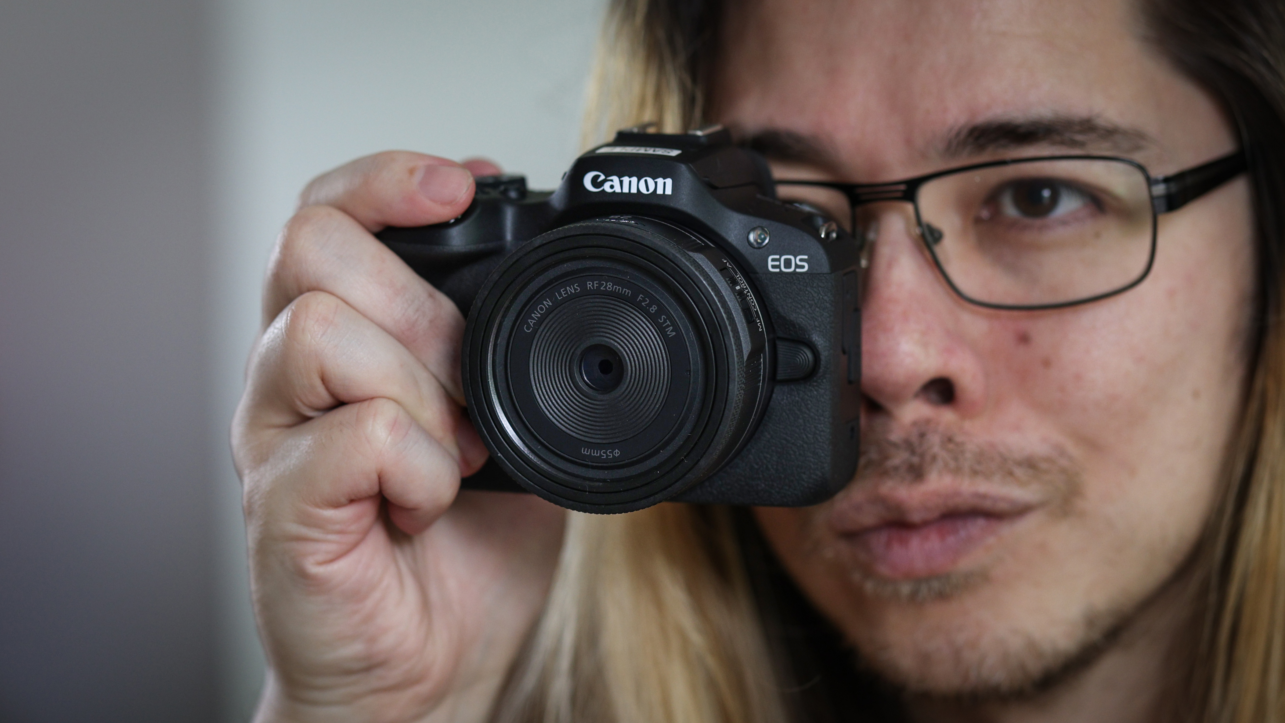 Canon R100 Camera Review: Is It Worth Buying? — Eightify