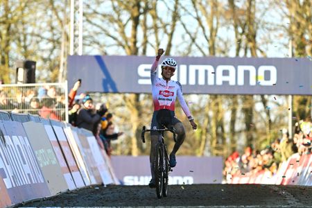 Ceylin del Carmen Alvarado celebrated a solo victory at the UCI World Cup round in Namur on Sunday